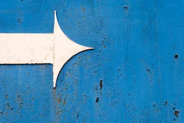 Flecha de metal blanco sobre metal azul oxidado —  Fotos de Stock