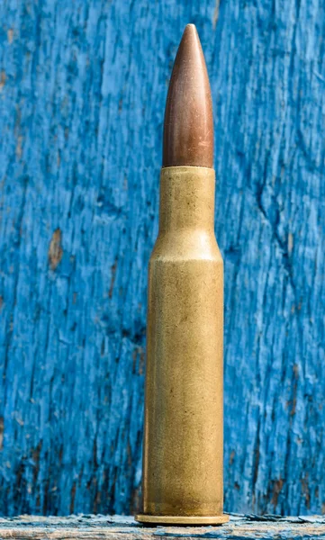Bullet 7,62 χιλιοστών και ξύλινο υπόβαθρο — Φωτογραφία Αρχείου