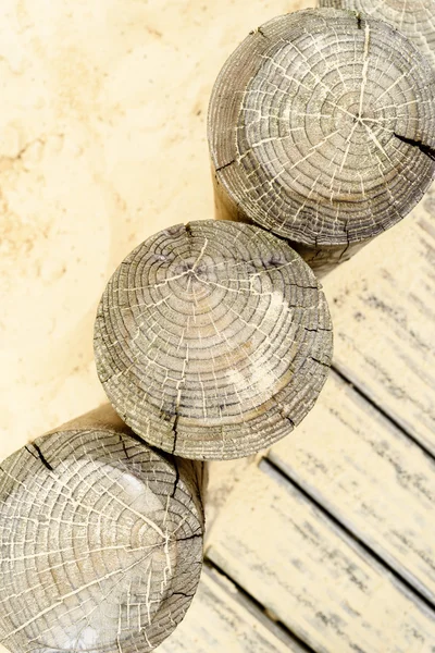 木柱和沙背景 — 图库照片