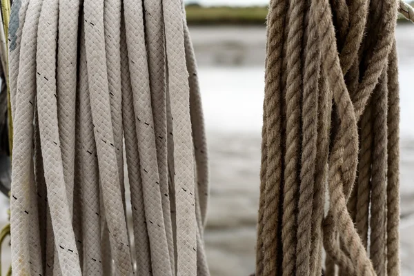 堆叠航运在白色和棕色的绳子 — 图库照片