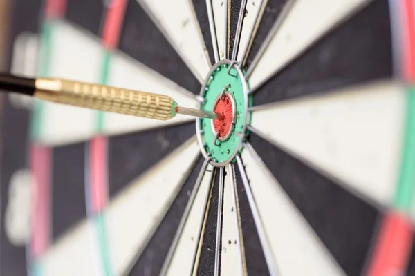 Jediné Dart přilepená na vývěsce Bullseye — Stock fotografie