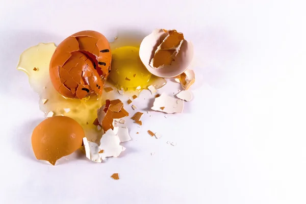 Uovo rotto con tuorlo bianco e giallo — Foto Stock