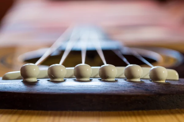 Akustische Gitarrensaiten und Steg — Stockfoto