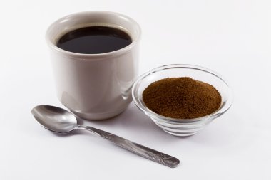 Bir fincan hindiba ve küçük bir kase hindiba tozu