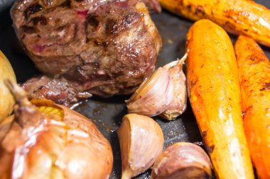 Pişmiş sığır eti sarımsak soğan ve havuç