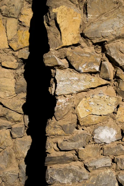 Каменная стена и тень — стоковое фото