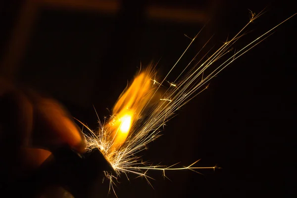 Centelhas e chamas de um isqueiro — Fotografia de Stock
