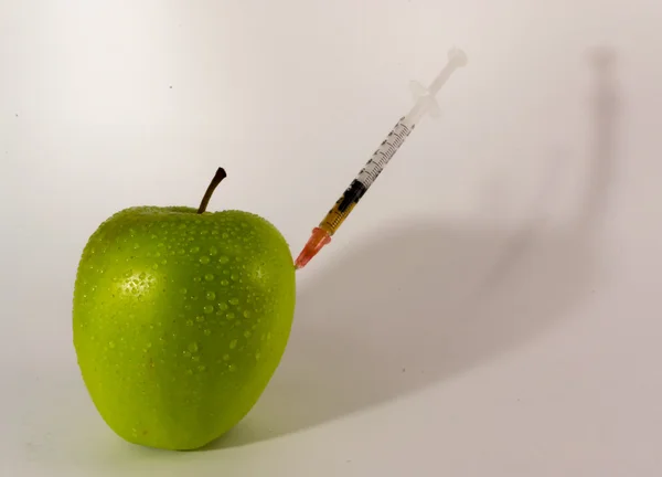 Apple and Hypodermic Syring — Stock Photo, Image
