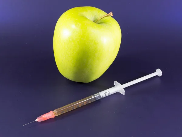 Yellow Apple and Hypodermic Syring — Stock Photo, Image