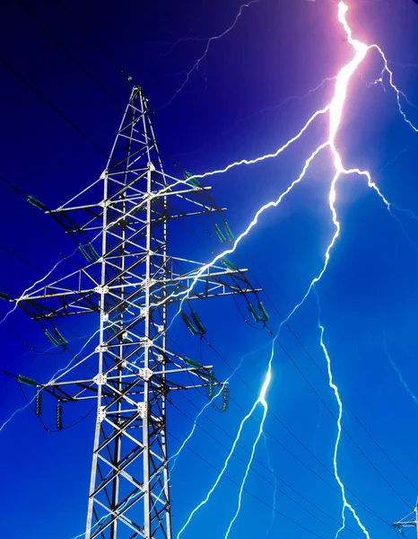Pylon energii elektrycznej z piorunami — Zdjęcie stockowe