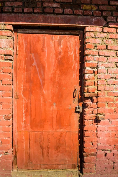 Красная дверь и работа с бриком — стоковое фото