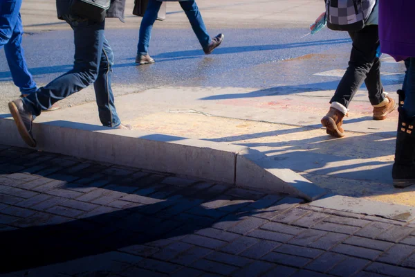 People Crossing A Road — Stock Photo, Image