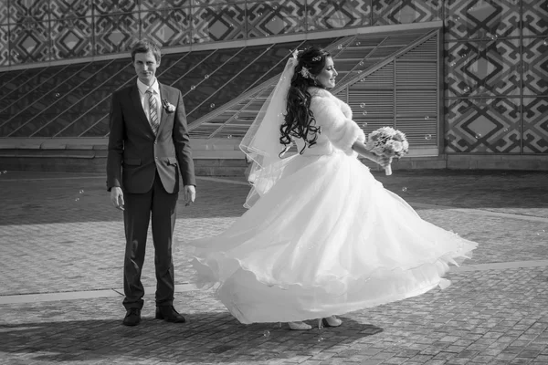 Jóvenes casados y listos para celebrar — Foto de Stock