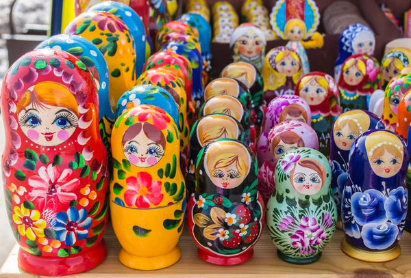 Row of Russian Matrushka Nesting Dolls — Stock Photo, Image