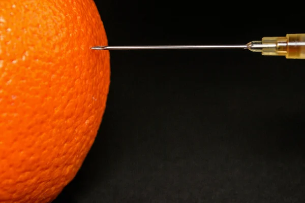 Hypodermic Needle Injecting an Orange — Stock Photo, Image