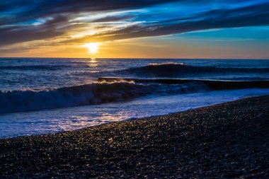 günbatımı ve dalgalar