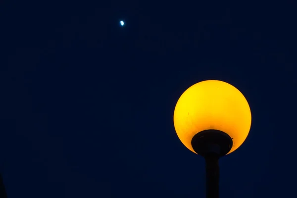 Лампа и Луна — стоковое фото