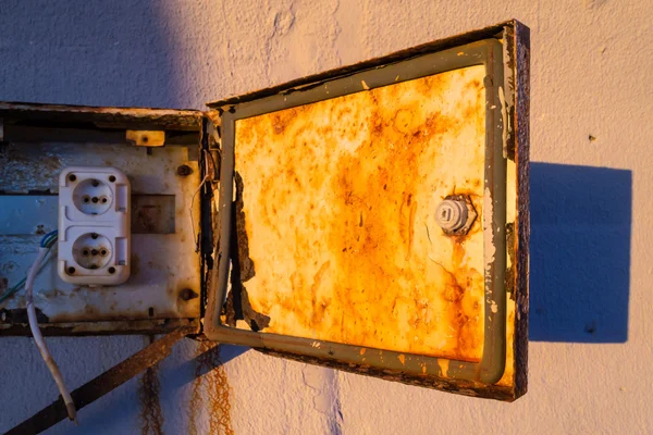 Caja de suministro de electricidad oxidada — Foto de Stock