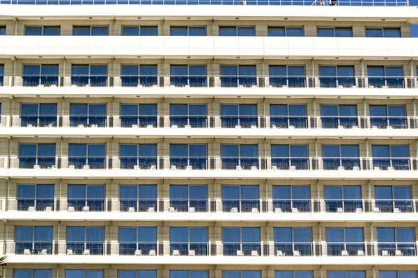 Fönstret byggnad symmetri — Stockfoto