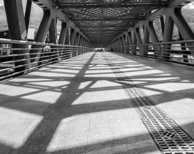 Siyah ve beyaz geçit