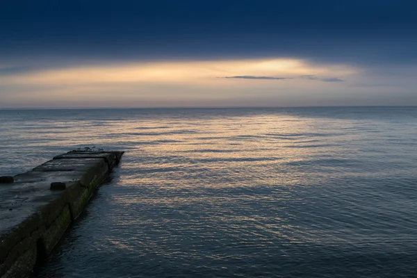 Спокійне море і доріжки — стокове фото