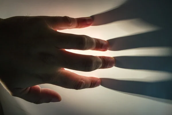 Finger und Schatten der Hand — Stockfoto