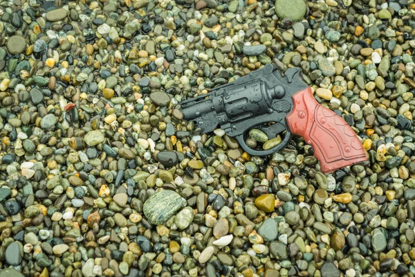 プラスチック銃を埋葬 — ストック写真