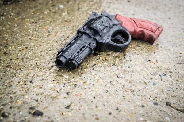 Pistola de plástico abandonada —  Fotos de Stock