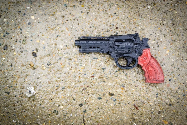 雨の中でプラスチック製の銃 — ストック写真