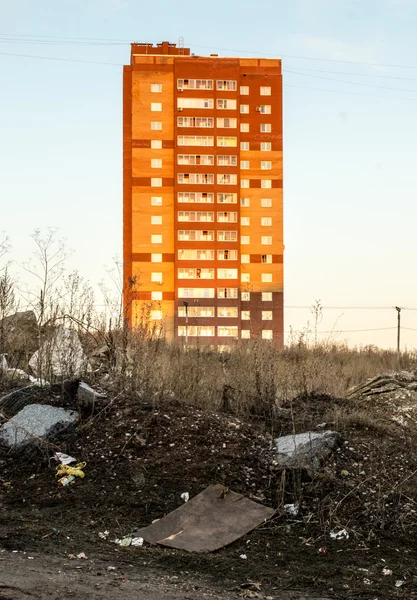 Helder oranje en rode luxehigh-rise flatgebouwen — Stockfoto