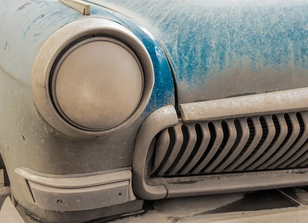 Dusty velho carro azul pára-choques e farol — Fotografia de Stock