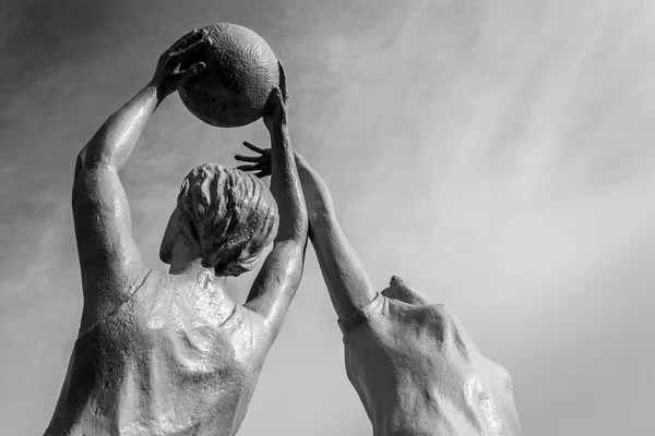Stone Statue of Women Netball Players in Action — Stock Photo, Image
