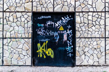 Vandalize Kapı ve Taş Duvar