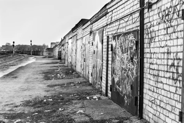 Braakliggende industriële garages — Stockfoto