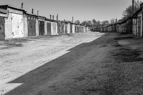 Verlaten garages in schaduw — Stockfoto