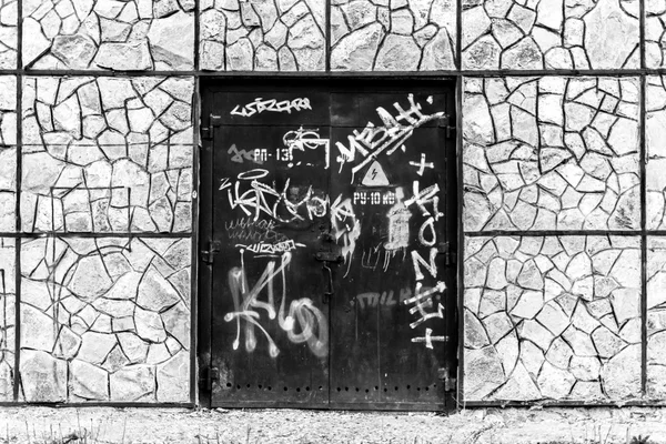 Βανδαλισμός πόρτας και πέτρινος τοίχος — Φωτογραφία Αρχείου