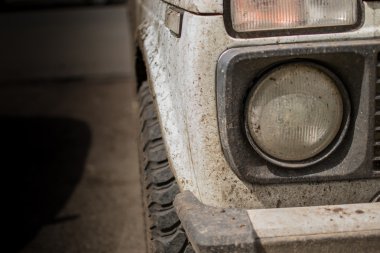 Çamurla kaplı Beyaz Offroad Aracı