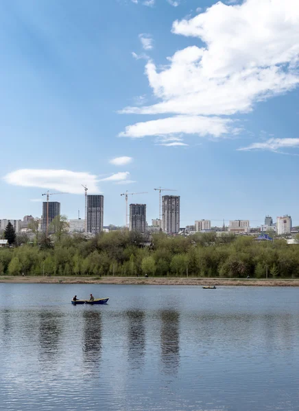 Vue sur le lac avec des bâtiments de bateau et d'appartement — Photo