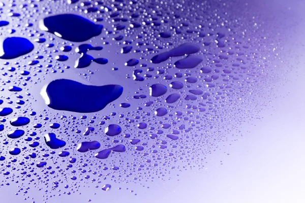 Wassertropfen auf blauer Zahl zwei — Stockfoto