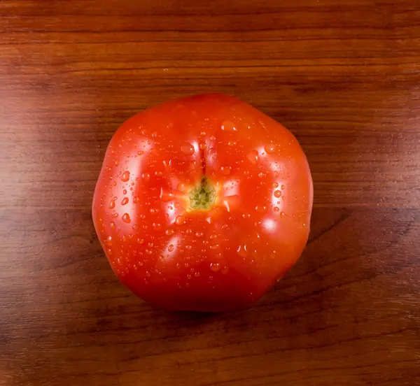 Tomate rojo único en madera rústica — Foto de Stock