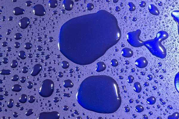 Wassertropfen auf türkisblauem Metall — Stockfoto