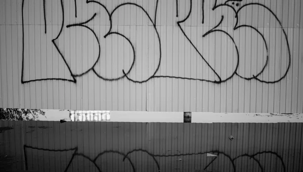 Stedelijk water reflectie — Stockfoto