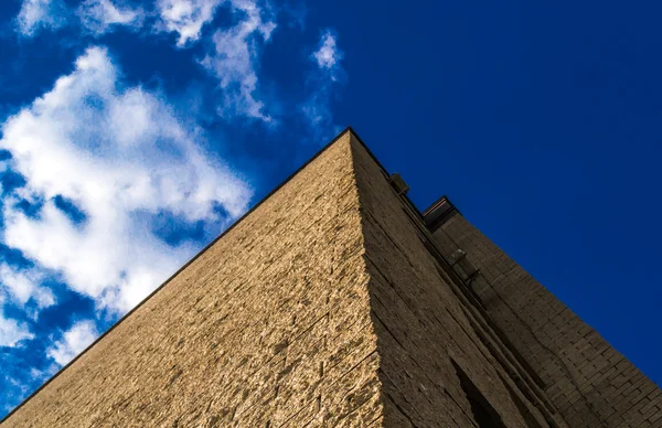 Edificio de ladrillo moderno — Foto de Stock