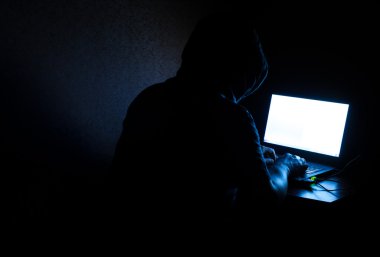 iş yerinde bilgisayar hacker suçlu