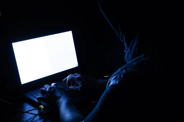 Computer hacker strafrecht op het werk — Stockfoto