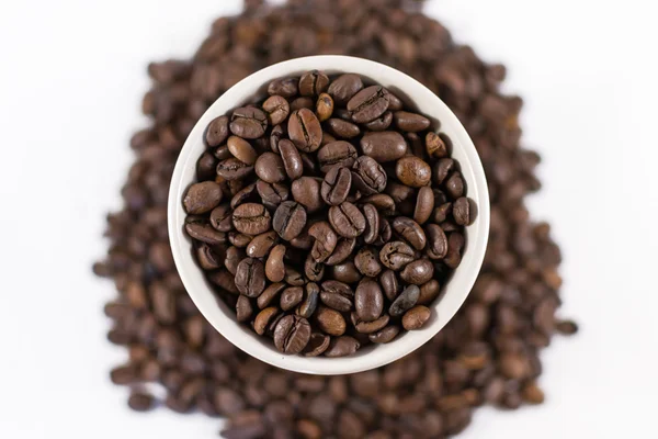 オーバーヘッドのカップでコーヒー豆のロースト — ストック写真
