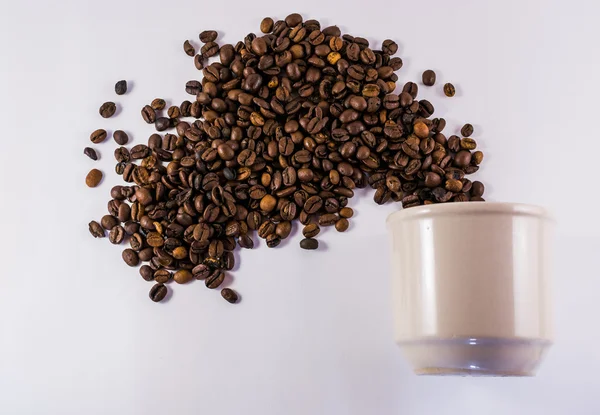コーヒー カップと爆発の焙煎豆 — ストック写真
