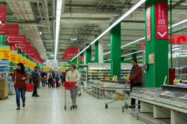 İnsanlarla Rus Süpermarketi