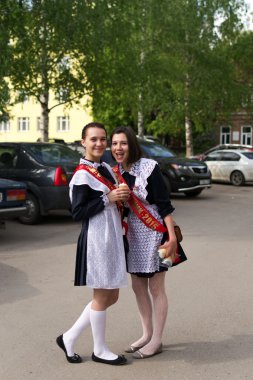 Mezuniyetten sonra üniformalı Rus kız öğrenciler