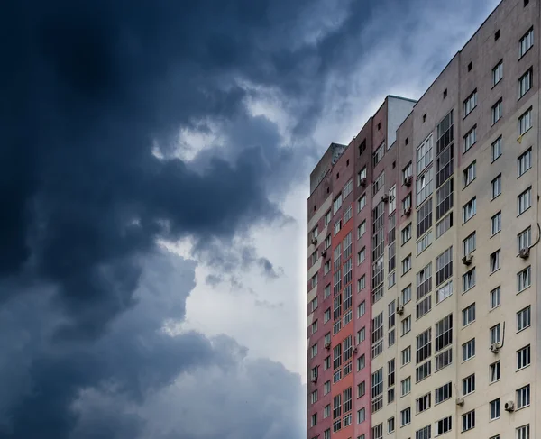 Moderna höghus lägenhet och mulen mörk himmel — Stockfoto